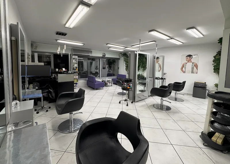 Το κομμωτήριο Alexandros Hair Salon στο Θησείο, θέα προς τη βιτρίνα
