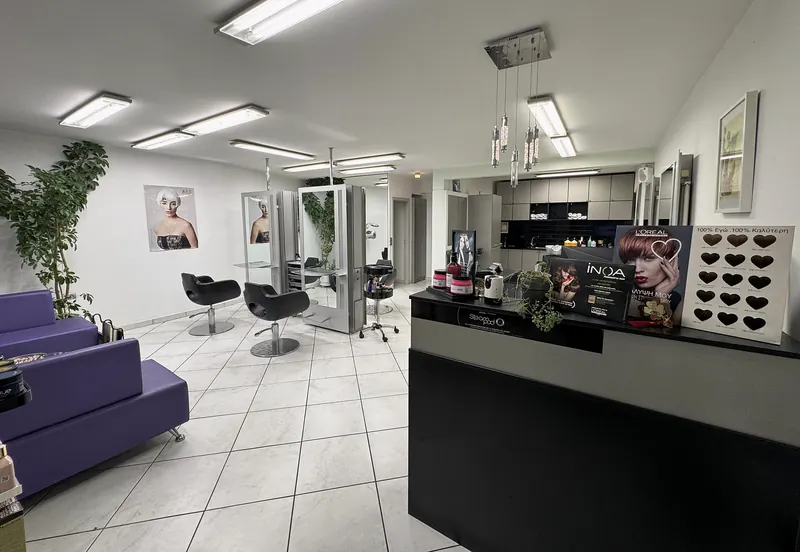 Ο χώρος του Alexandros Hair Salon στο Θησείο: θέσεις κομμωτικής και υποδοχή